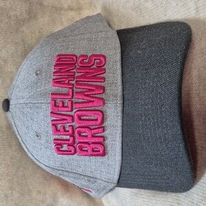 New Era 39Thirty Cleveland Browns Breast Cancer Stretchfit Hat - NWOT